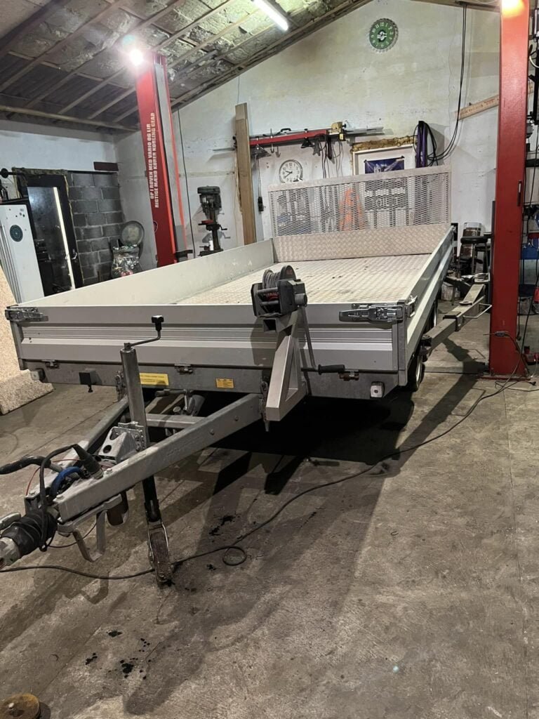 Trailer på værksted under reparation