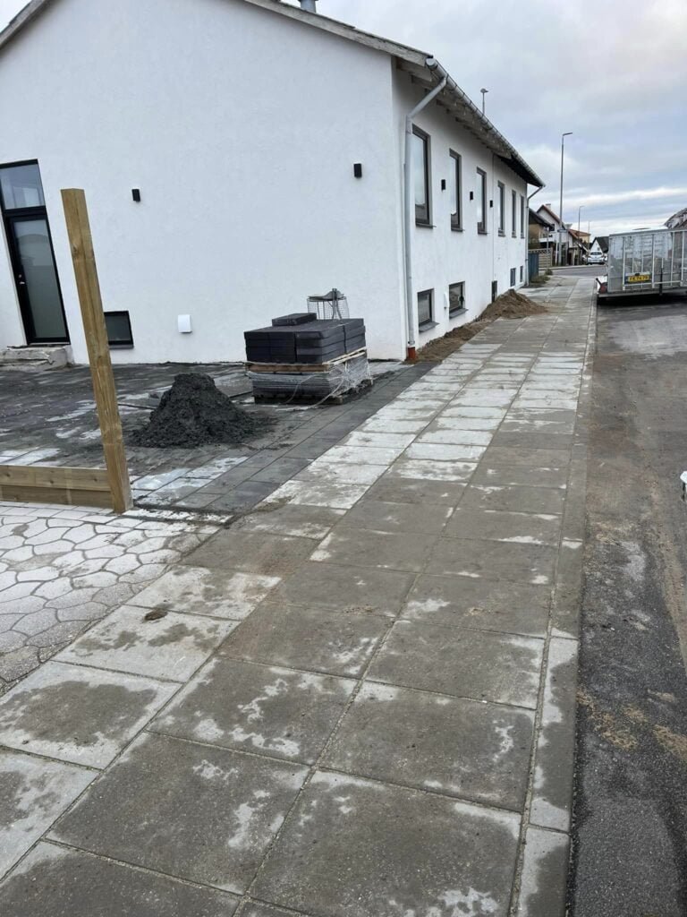 Nybygget fortov foran hvidt hus under anlæg